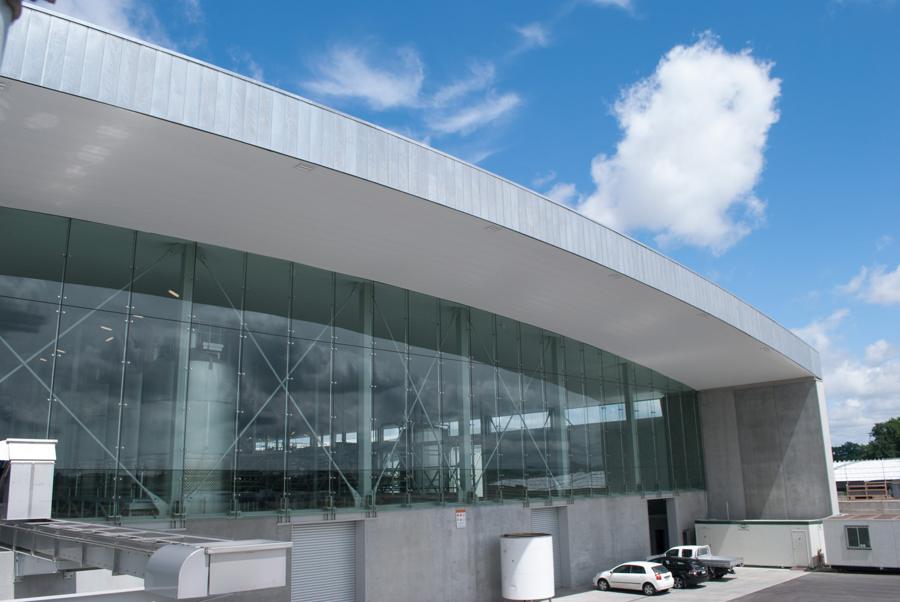 Curved roof and glazed façade of the Delegat winery